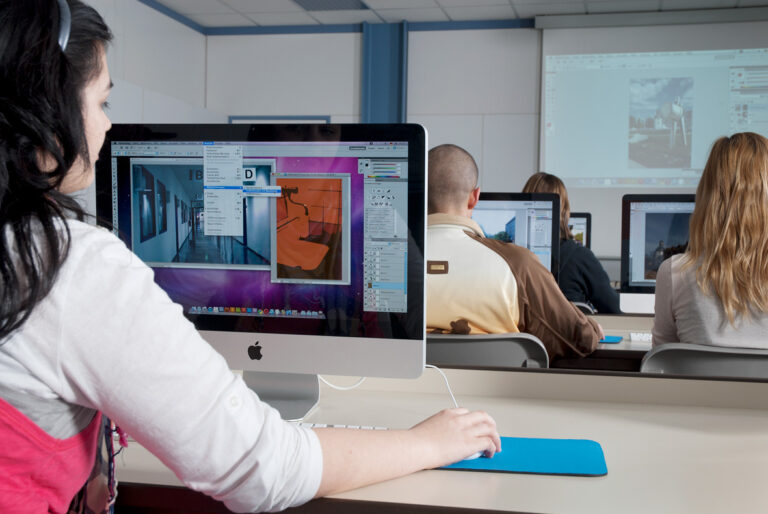 Auszubildende im IT-Unterricht am bib International College in Paderborn – Ausbildungspartner von UNIPLUS.