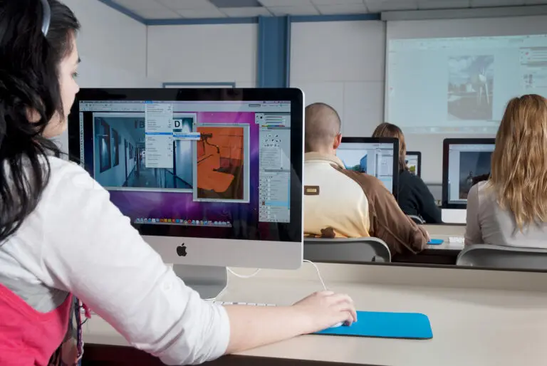 Auszubildende im IT-Unterricht am bib International College in Paderborn – Ausbildungspartner von UNIPLUS.