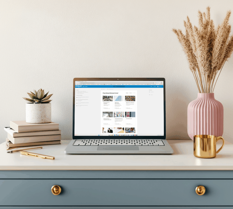Laptop mit geöffneter Help-Center-Ansicht der UNIPLUS X3-Online-Plattform – modernes Supportportal für Anwenderinnen und Anwender.
