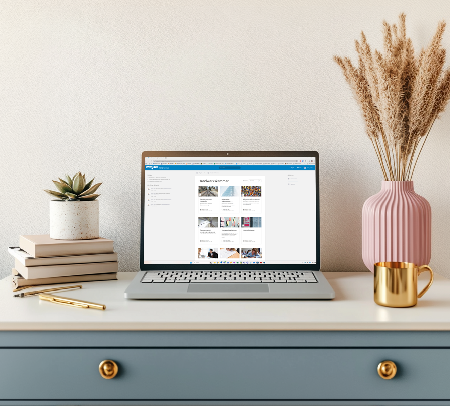 Laptop mit geöffneter Help-Center-Ansicht der UNIPLUS X3-Online-Plattform – modernes Supportportal für Anwenderinnen und Anwender.